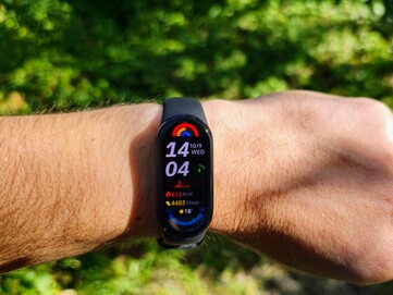 A Smart Band 9 kijelzője nagyon jól leolvasható a napsütésben.