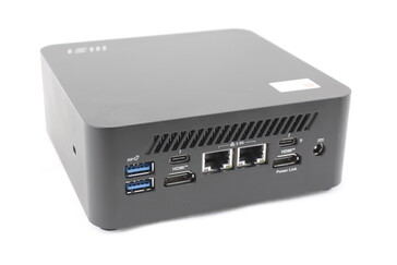 Hátul: 2x USB-A 3.2 Gen. 2 (10 Gbps), 2x USB-C w/ Thunderbolt 4 + Power Delivery + DisplayPort, 2x HDMI 2.1, 2x RJ-45 (2,5 Gbps), Hordó AC-adapter