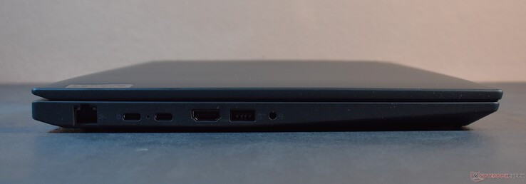 balra: USB 4, USB C 3.1 Gen 2, HDMI 2.1, USB A 3.1 Gen 1, 3,5 mm-es hangszóró