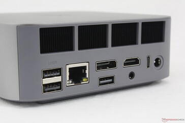 Hátul: USB-A 3.2 (10 Gbps), USB-A 2.0 (480 Mbps), RJ-45 (2,5 Gbps), DisplayPort 1.4 (4K@144), USB-A 2.0 (480 Mbps), HDMI 2.1 (4K@120), 3,5 mm-es fejhallgató, USB-C 4.0 w/ DisplayPort + Power Delivery (40 Gbps), hálózati adapter