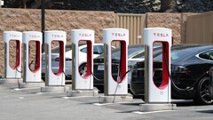 A Tesla gyakorlatilag sorbanállási megoldást jelent be a Supercharger-állomásokon kialakult sofőrkonfrontációk leküzdésére (Kép forrása: Tesla)