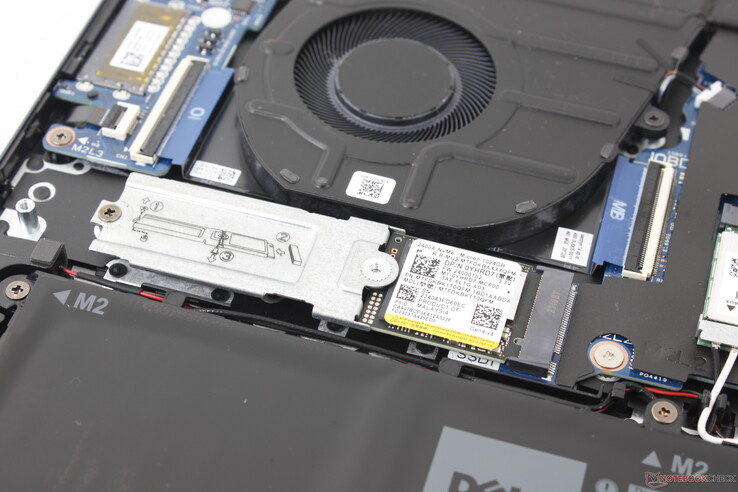 A rendszer csak egy M.2 PCIe4 x4 NVMe SSD-t támogat, legfeljebb 80 mm hosszúságban