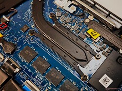 Az Intel Core Ultra 7 165U jó teljesítményt nyújt, bár nem bírja túl jól a többmagos működést