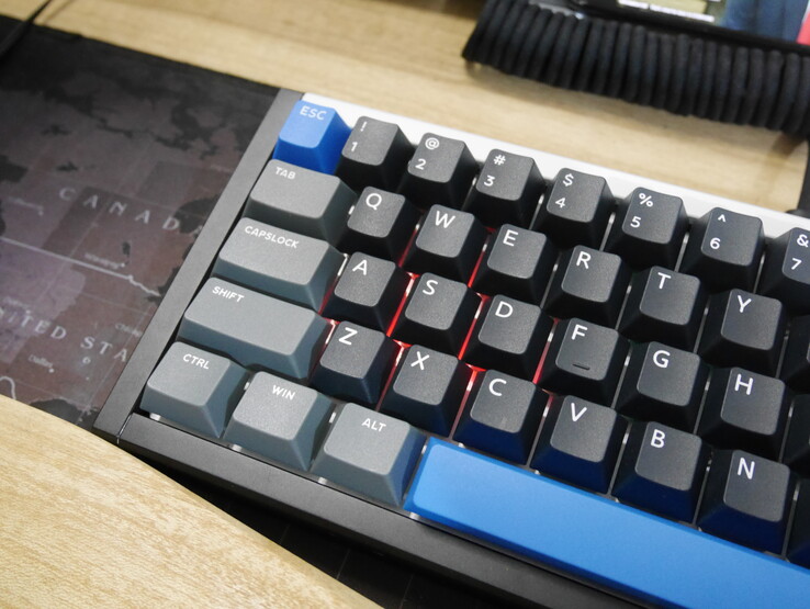 Iqunix EZ63 piros WASD háttérvilágítással