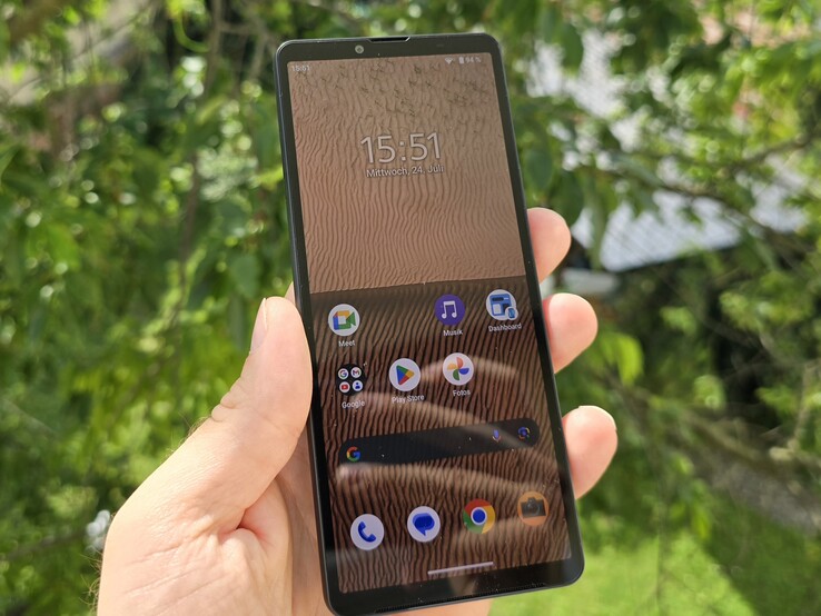 A Sony Xperia 10 VI okostelefon tesztelése