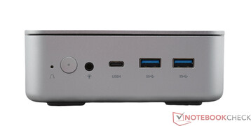 Elöl: USB 4, 2x USB 3.2 Gen 2, CMOS törlése, bekapcsológomb, audiocsatlakozó, USB 4, 2x USB 3.2 Gen 2