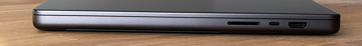 Rendben: SD kártyaolvasó, USB-C 4.0 Thunderbolt 5 (120 Gbit/s, DisplayPort ALT mód, Power Delivery), HDMI kimenet