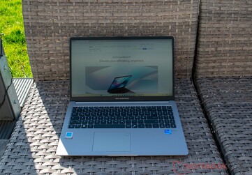 Asus ExpertBook P1 az árnyékban