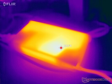 A hálózati adapter 57 C fölé emelkedik igényes terheléseknél