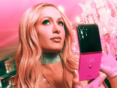 A Motorola bemutatja a Razr Plus Paris Hilton Edition összecsukható okostelefont Paris Pink színben. (Kép forrása: Motorola)