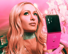 A Motorola bemutatja a Razr Plus Paris Hilton Edition összecsukható okostelefont Paris Pink színben. (Kép forrása: Motorola)