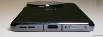 Alul: C típusú USB 3.2 Gen 1, mikrofon, SIM tálca