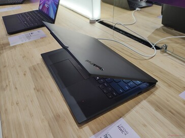 Lenovo ThinkPad X13 Gen 6: lapos képernyőborítás (kép forrása: Benjamin Herzig/Notebookcheck.com)