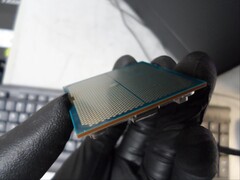 Egy Reddit-felhasználó megosztott képeket, amelyeken a &quot;felrobbant&quot; 9800X3D CPU látható, miután egy MSI X870E Tomahawk WiFi alaplappal futtatta. (Kép forrása: Realistic_Age_718 via Reddit)