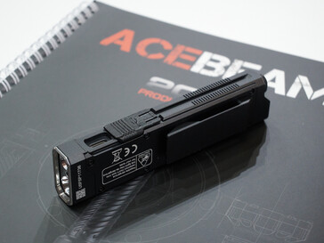 Az Acebeam UC25 USB-porttal és övcsipesszel rendelkezik (Kép forrása: Andreas Sebayang/Notebookcheck.com)