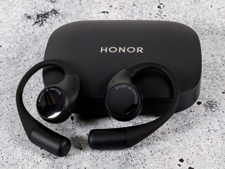 A Honor Earbuds Open a töltőtáska mellett. (Kép forrása: Honor)