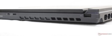 Lenovo Legion 9 - Jobbra: Gen. 1, USB-C 3.2 Gen. 1, USB-A 3.2 Gen. 1