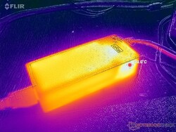 A hálózati adapter 39 C fölé emelkedik igényes terhelések esetén