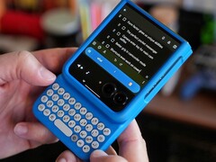 A Clicks Keyboard már elérhető a Android weboldalon található bizonyos telefonokhoz, köztük a Motorola Razr 2024 sorozathoz. (kép forrása: Clicks)