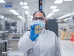 Az Intel sikerekről számolt be az ASML High-NA EUV litográfiai gépeivel. A képen: Egy Intel Xeon chip. (Kép forrása: Intel)