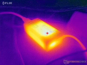 A hálózati adapter 42 C fölé emelkedik igényes terhelés esetén