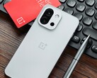 A OnePlus 13T egyike a Kínában, de globálisan nem elérhető prémium kategóriás kompakt telefonoknak. (Kép forrása: Flying Bun a Weibo-n)