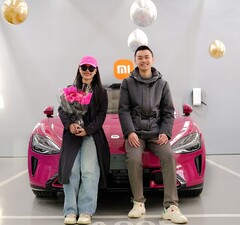 Ez a fiatal pár a 200.000. Xiaomi SU7-et kapta, a különleges piros színű opciót választva (Kép forrása: Xiaomi)