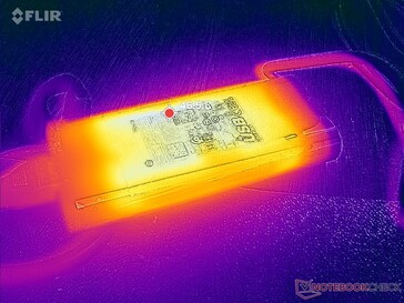 A hálózati adapter 47 C fölé emelkedik igényes terhelés esetén