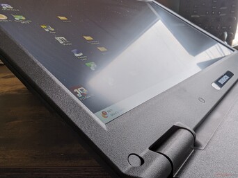 Nincs edge-to-edge üvegvédelem vagy érintőképernyő opció