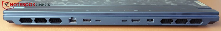 Hátoldal: tápellátás, USB-A (5Gb/s, Always-On), 2x Thunderbolt 4 (DP 1.4 &amp; PD 3.0 140 W), HDMI 2.1, LAN