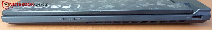 Jobbra: webkamera zár, USB-C (5Gb/s), USB-A (5Gb/s)