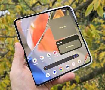 Google Pixel 9 Pro Fold okostelefon Notebookcheck felülvizsgálat (kép forrása: Marcus Herbrich)