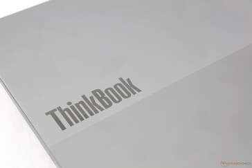 Ismerős kéttónusú szürke külső fedél, mint a többi ThinkBook modellnél is megtalálható