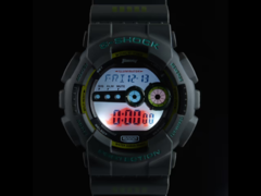 A Casio G-Shock x Suzuki GD-100 kollaborációs óra egyedi háttérvilágítással rendelkezik, amelyen a Jimny rhino embléma látható. (Kép forrása: Autorimessa)