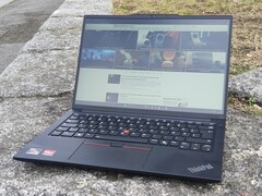 Elég az olcsó képernyőkből, Lenovo: A ThinkPad E14 Gen 6 alacsony árú képernyője nem lehet többé dolog (képünkön: Lenovo ThinkPad E14 Gen 6 kültéren, kép forrása: Benjamin Herzig/Notebookcheck.net)