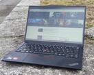 Elég az olcsó képernyőkből, Lenovo: A ThinkPad E14 Gen 6 alacsony árú képernyője nem lehet többé dolog (képünkön: Lenovo ThinkPad E14 Gen 6 kültéren, kép forrása: Benjamin Herzig/Notebookcheck.net)