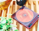 A Relax Pixel Tunes a modern funkciókat átlátszó retró dizájnnal ötvözi.