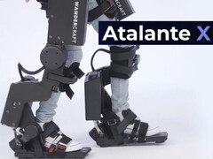 A Wandercraft Atalante X exoskeleton hét évvel a stroke után javítja a nő járását. (Kép forrása: Wandercraft)