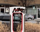 Egy Tesla Supercharger graffitivel. Az autógyártó fogadkozott, hogy felelősségre vonja a vandálokat (Kép forrása: SnazzyLabs on X)