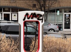 Egy Tesla Supercharger graffitivel. Az autógyártó fogadkozott, hogy felelősségre vonja a vandálokat (Kép forrása: SnazzyLabs on X)