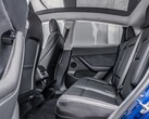 Egy Tesla Model Y hátsó ülése. Az autógyártó több modellben is elérhetővé teszi a gyermek jelenlét-érzékelőt (Kép forrása: MotorTrends)