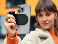 A Lux Grip autentikus Leica fényképezőgép-érzetet és kezelőszerveket ad az iPhone-okhoz. (Kép forrása: Leica)