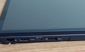Bal oldali csatlakozók: USB-C 10 Gbps (PD+DP 1.4), USB-A 5 Gbps