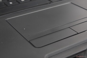 A touchpad kisebb, mint amilyennek látszik, mivel az integrált egérgombok feletti vékony terület csak holt tér