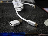 Egy fonott fém USB C-típusú-C-C kábelt és egy A-típusú-C adaptert tartalmaz. 