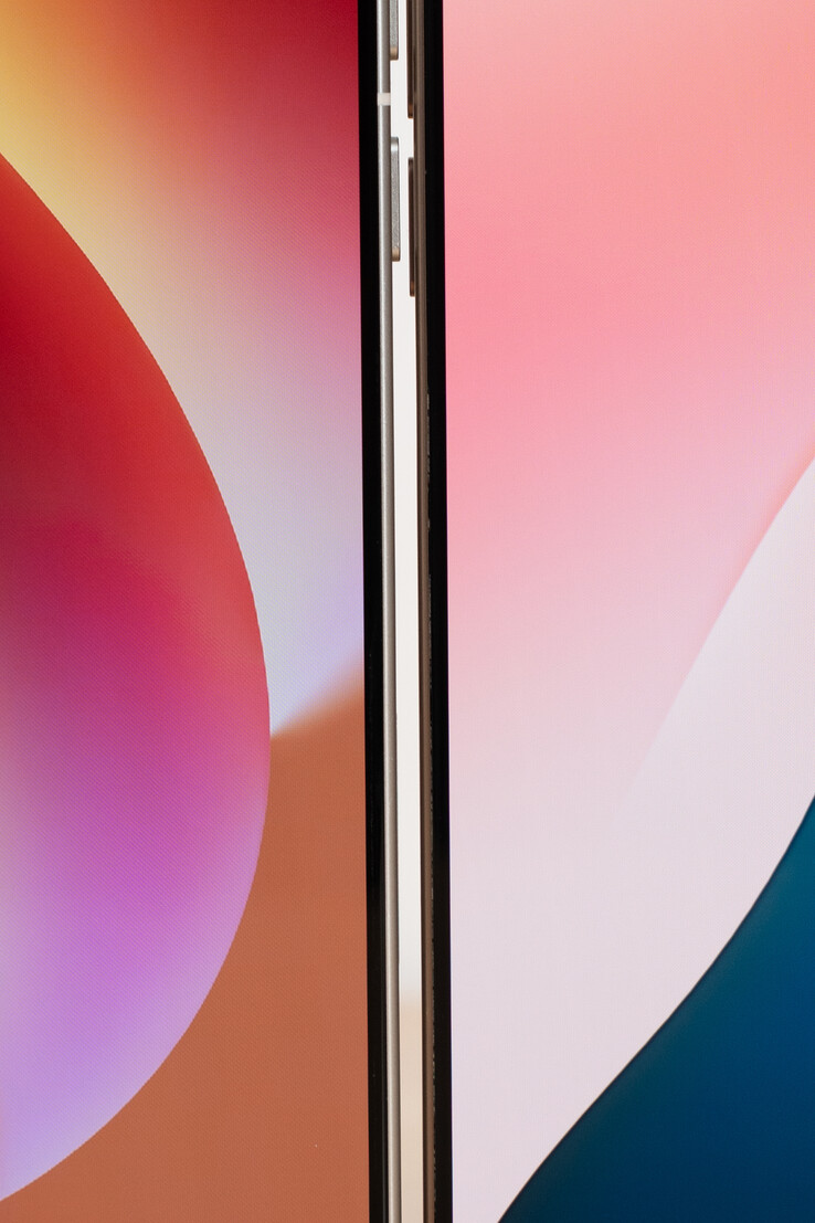 Az Oppo Find X8 Ultra (balra) kijelzőjének kereteit a Apple iPhone 16 Pro Max-hoz képest