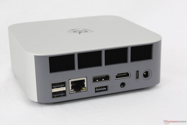 Hátul: USB-A 3.2 (10 Gbps), USB-A 2.0 (480 Mbps), RJ-45 (2,5 Gbps), DisplayPort 1.4 (4K@144), USB-A 2.0 (480 Mbps), HDMI 2.1 (4K@120), 3,5 mm-es fejhallgató, USB-C 4.0 w/ DisplayPort + Power Delivery (40 Gbps), hálózati adapter