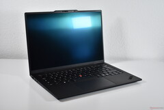 Meglepő kiegészítések: A Lenovo hivatalosan is több opciót indít a ThinkPad X1 Carbon Gen 13-hoz (képünkön: Lenovo ThinkPad X1 Carbon Gen 13 laptop, image source: Benjamin Herzig/Notebookcheck.net)