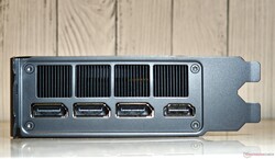 Kikötők: kimenet, 1x HDMI 2.1b-kimenet