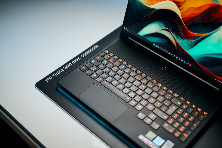 A Lenovo Legion 9 lefelé tolja a billentyűzetet, hogy helyet csináljon a nagyobb hűtésnek, és nem sok hely marad egy nagy trackpad számára.